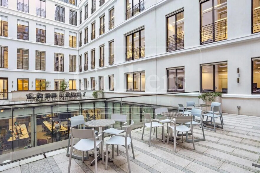 44-48 Rue Saint-Lazare, Paris à louer - Photo de l’immeuble – Image 1 sur 8