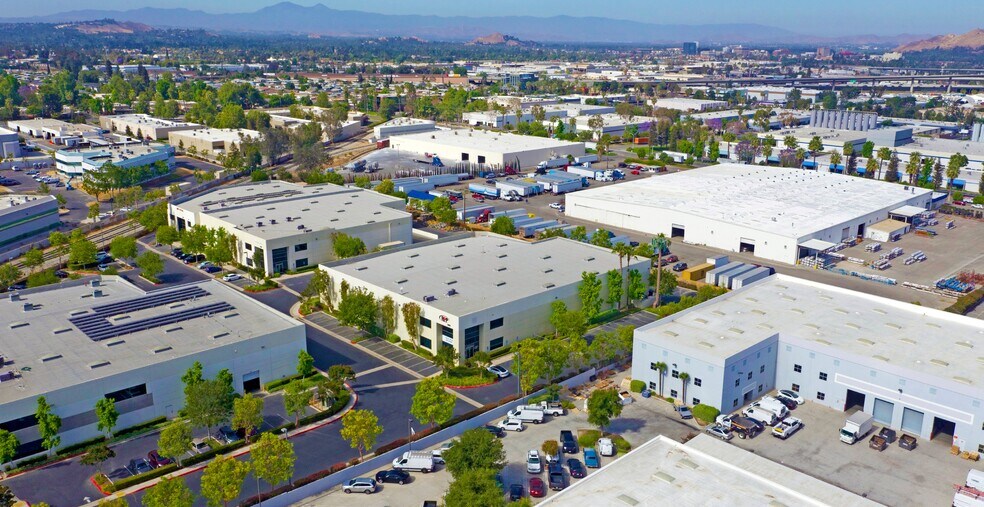 1855 Iowa Ave, Riverside, CA à louer - Aérien – Image 2 sur 10