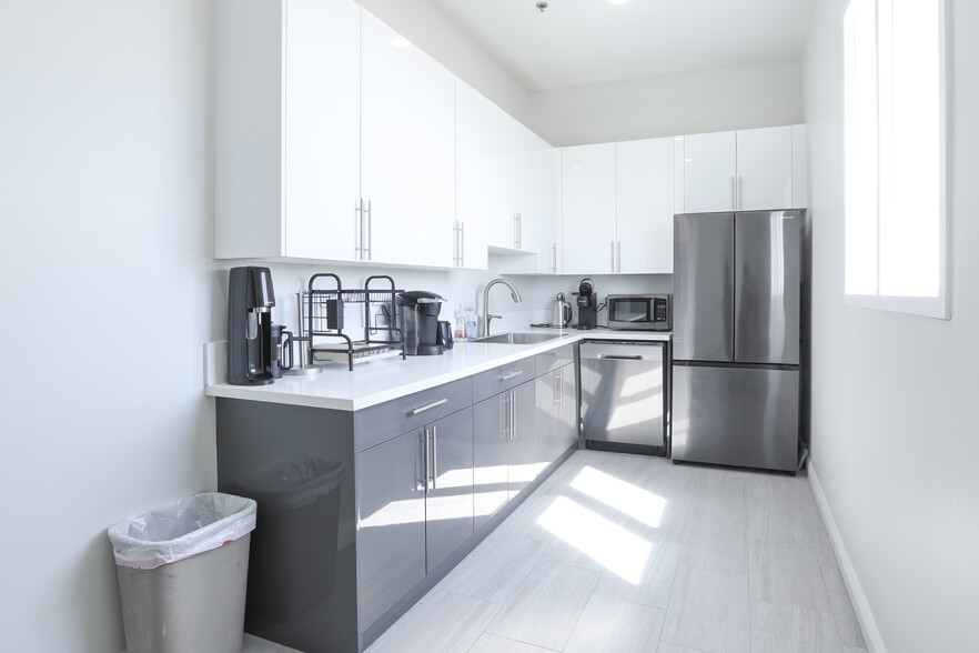 365 E Windmill Ln, Las Vegas, NV à louer - Photo de l’immeuble – Image 3 sur 25