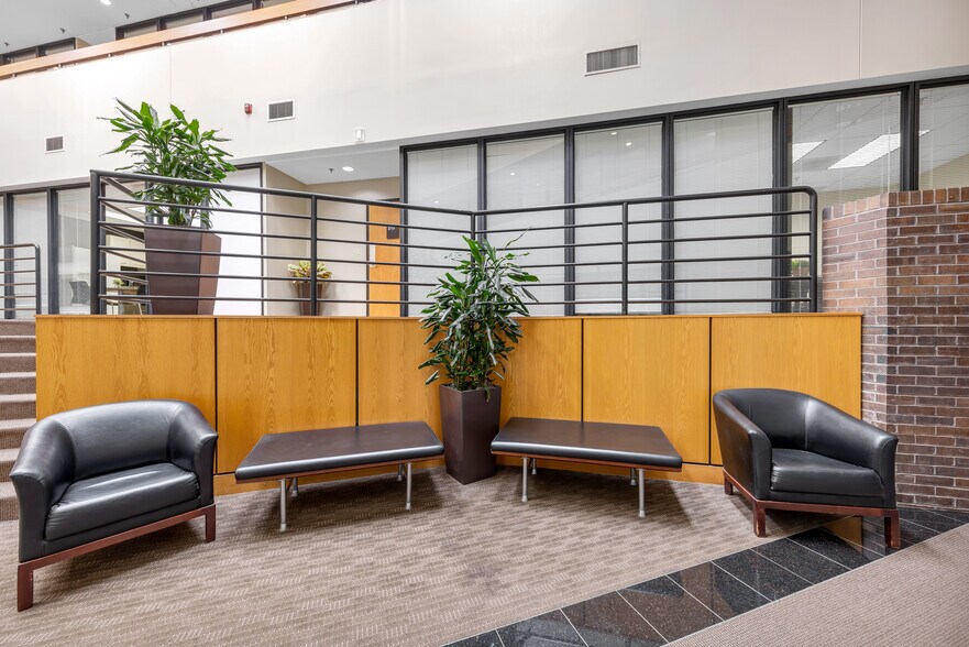 2055 Craigshire Rd, Saint Louis, MO à louer - Photo de l’immeuble – Image 3 sur 28