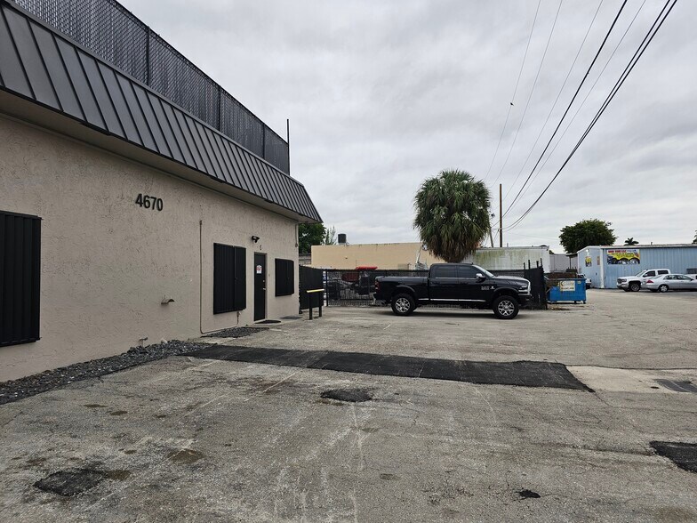 4670 SW 83rd Ter, Davie, FL à louer - Photo de l’immeuble – Image 3 sur 8