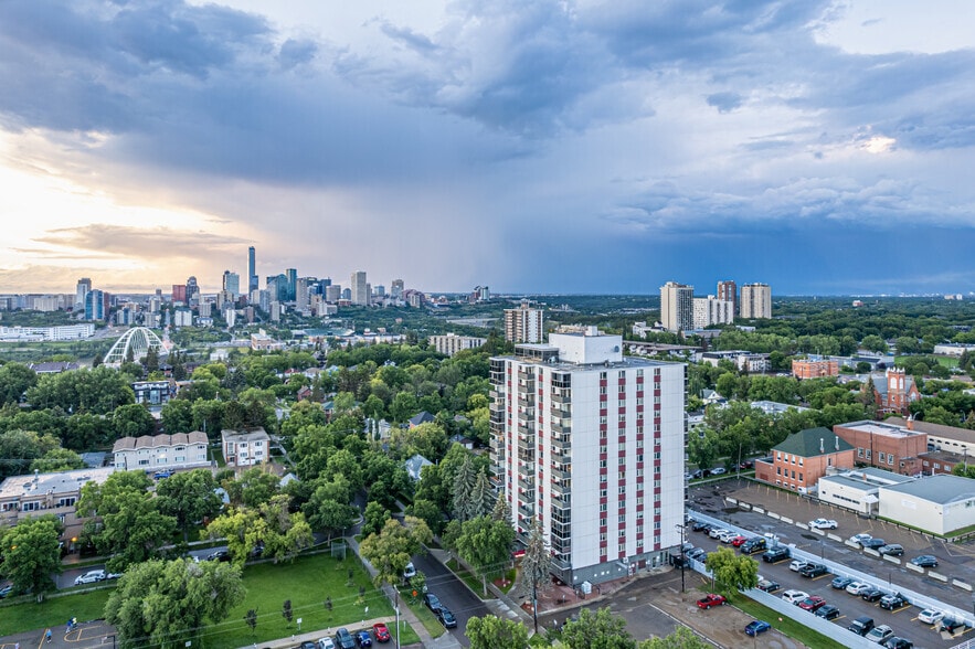 10453-10455 84 Av NW, Edmonton, AB à vendre - Aérien – Image 3 sur 6