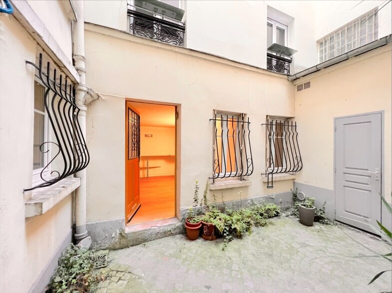  dans Paris à vendre - Photo de l’immeuble – Image 3 sur 10