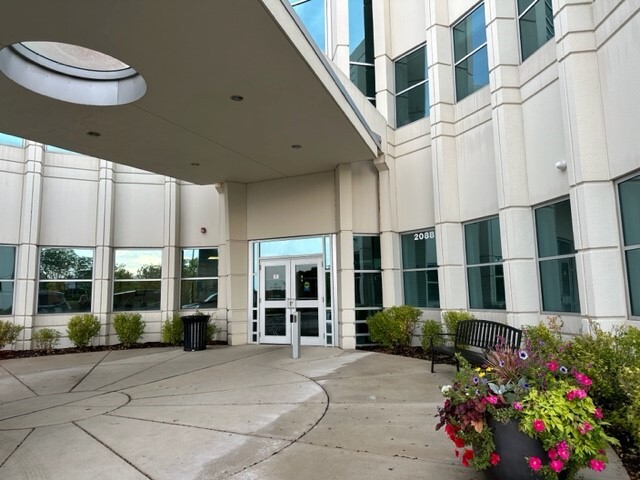2088 Ogden Ave, Aurora, IL à louer - Photo de l’immeuble – Image 3 sur 10