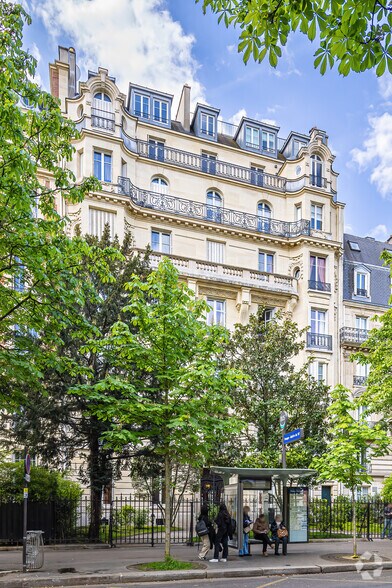 Immeuble residentiel dans Paris à vendre - Photo de l’immeuble – Image 2 sur 2
