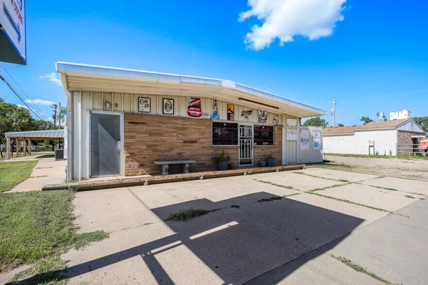 2106 E 4th Ave, Hutchinson, KS à vendre - Photo de l’immeuble – Image 3 sur 35