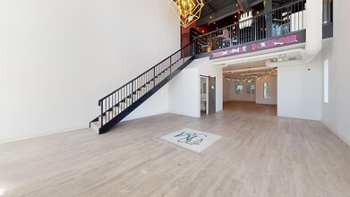10704 120 St NW, Edmonton, AB à louer Numérisation 3D Matterport– Image 1 sur 4