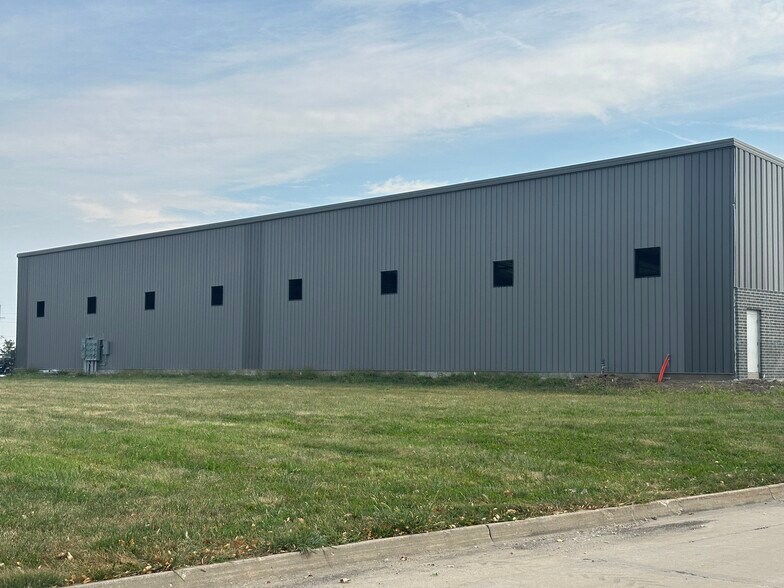 1035 SE Frontier Ave, Waukee, IA à vendre - Photo de l’immeuble – Image 2 sur 5