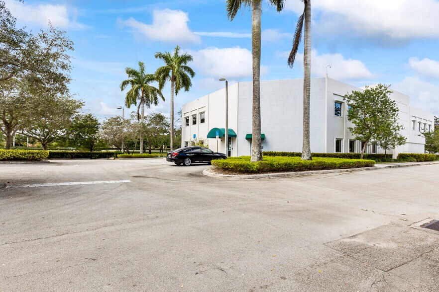 Village Plaza of Weston Florida portefeuille de 2 biens à vendre sur LoopNet.fr - Photo de l’immeuble – Image 3 sur 28