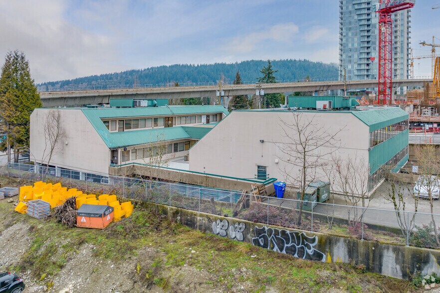 504 Cottonwood Ave, Coquitlam, BC à louer - Photo de l’immeuble – Image 2 sur 7