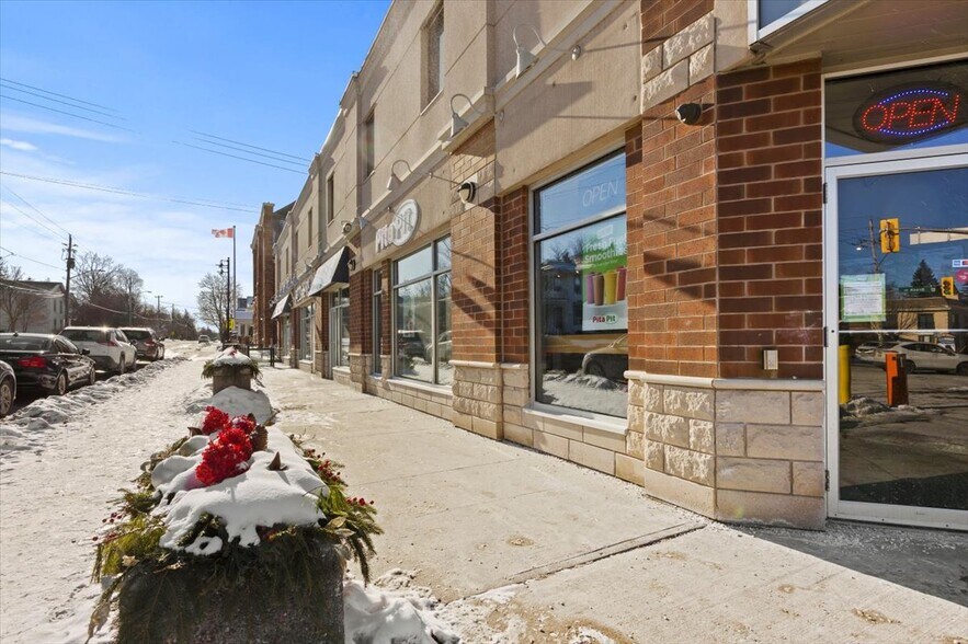 2 Brock St W, Uxbridge, ON à louer - Photo de l’immeuble – Image 3 sur 24