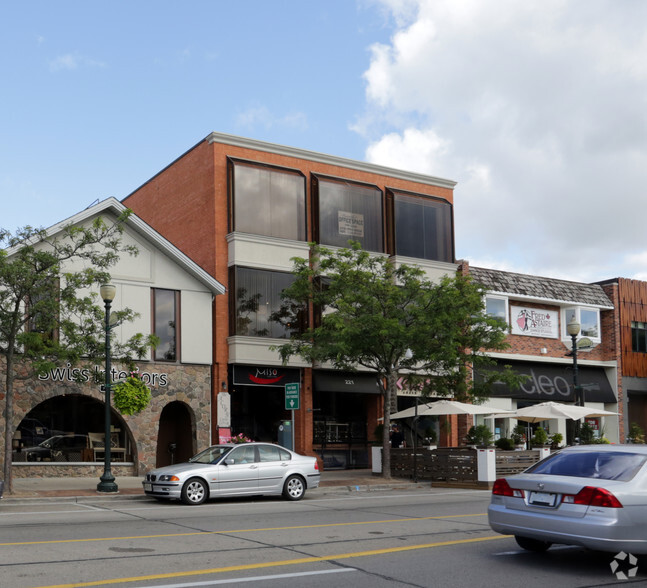 221 Lakeshore Rd E, Oakville, ON à louer - Photo principale – Image 1 sur 2