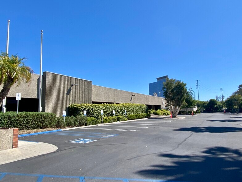 2698 White Rd, Irvine, CA à louer - Photo de l’immeuble – Image 2 sur 2