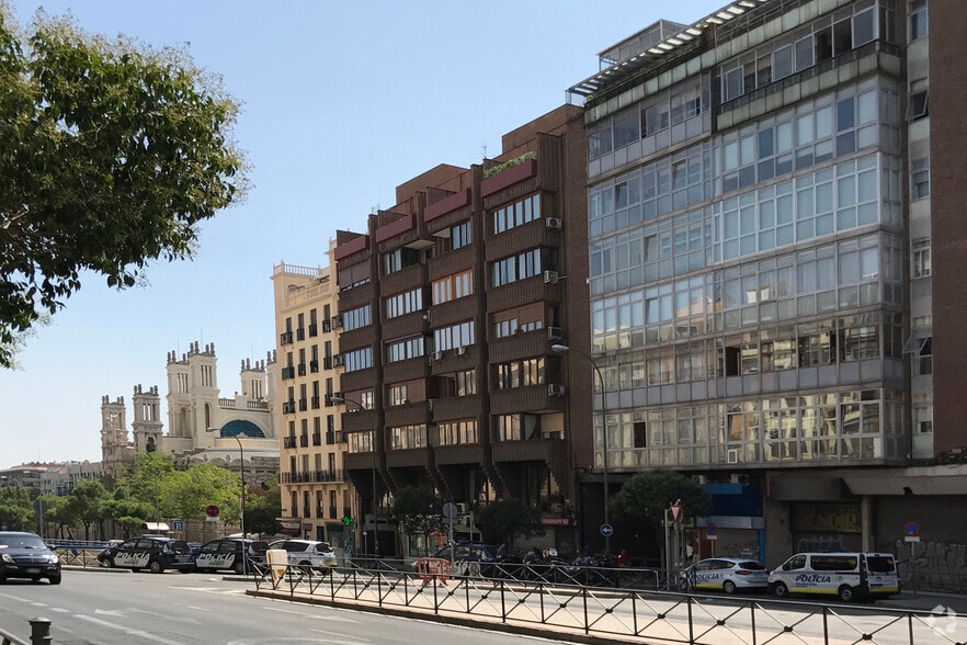 Calle Raimundo Fernández Villaverde, 12, Madrid, Madrid à louer - Photo de l’immeuble – Image 2 sur 2