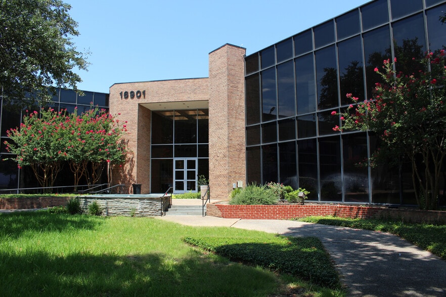 16901 N Dallas Pky, Addison, TX à louer - Photo principale – Image 1 sur 9