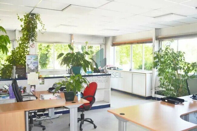 Plus de détails pour 22 Avenue Du Château, SAINT-OUEN-L'AUMONE - Différents types d’espaces à louer
