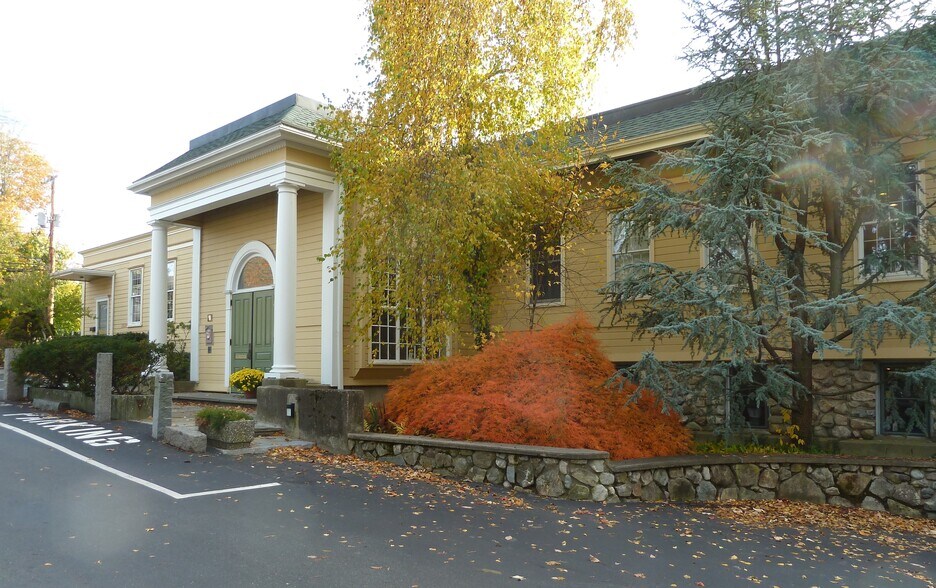 294 Pleasant St, Stoughton, MA à vendre - Photo de l’immeuble – Image 3 sur 43