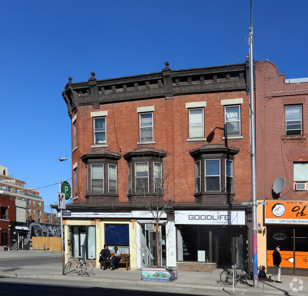 690 Bloor St W, Toronto, ON à vendre - Photo de l’immeuble – Image 1 sur 1