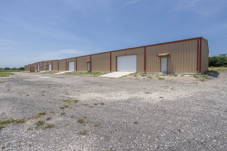9500 Calixtro Cir, Alvarado, TX à louer - Photo de l’immeuble – Image 3 sur 10