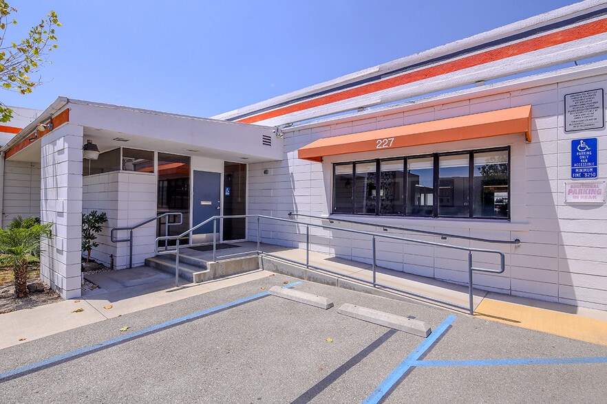 227 W Maple Ave, Monrovia, CA à louer - Photo intérieure – Image 2 sur 30