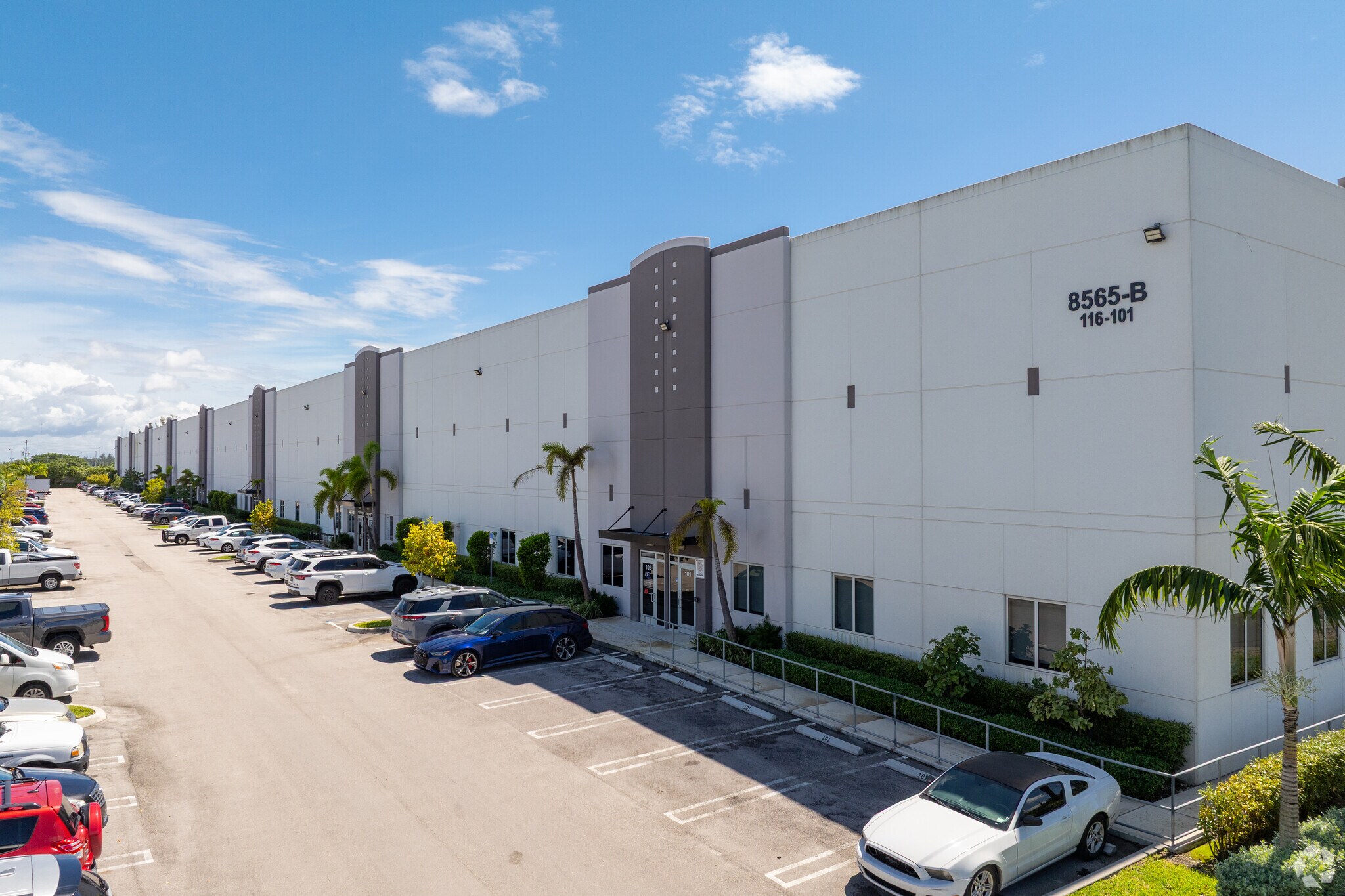 8565 W 44th Ave, Hialeah, FL à louer Photo de l’immeuble– Image 1 sur 74