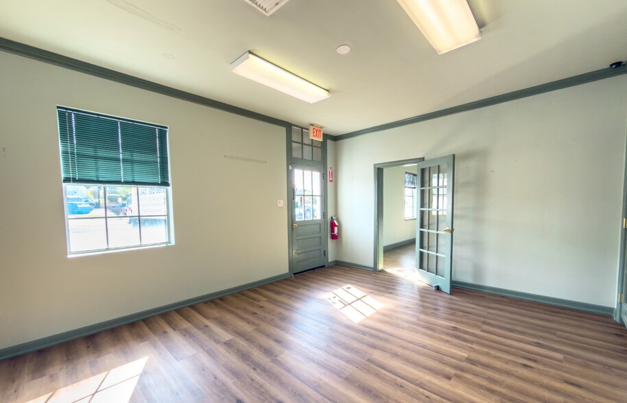 6704 Williamson Rd, Hollins, VA à vendre - Photo de l’immeuble – Image 3 sur 24