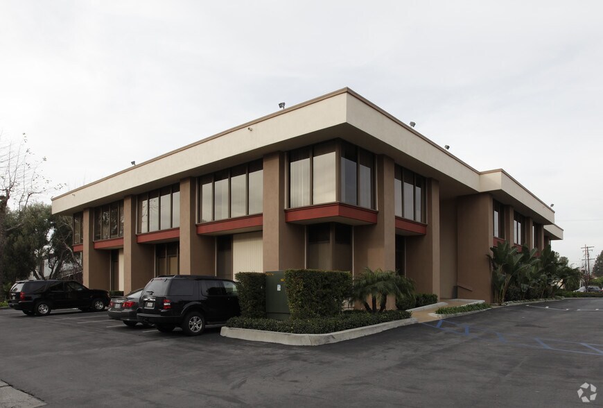 17581 Irvine Blvd, Tustin, CA à louer - Photo de l’immeuble – Image 2 sur 6