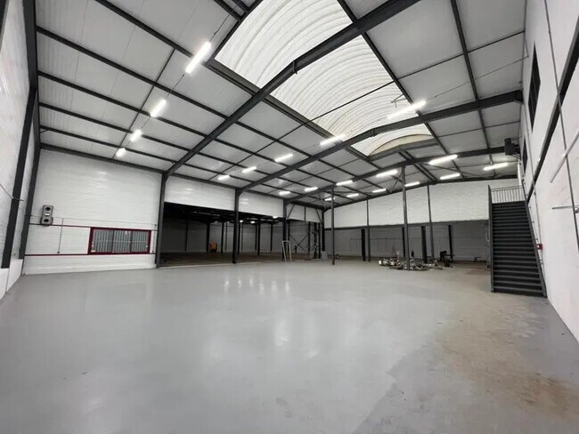 Plus de détails pour 61 Rue Jean Pierre Timbaud, Goussainville - Industriel/Logistique à louer