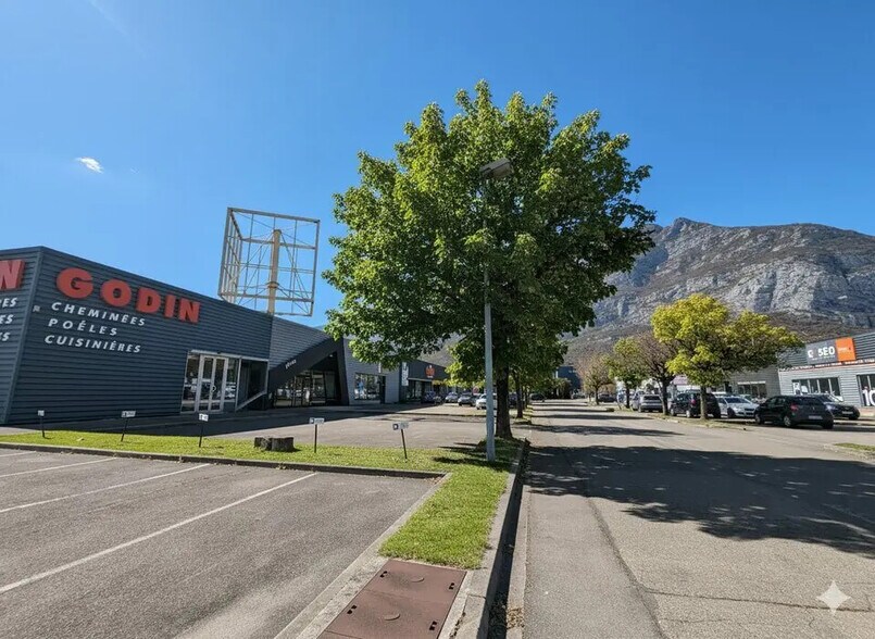 Local commercial dans SAINT EGREVE à louer - Photo de l’immeuble – Image 2 sur 6