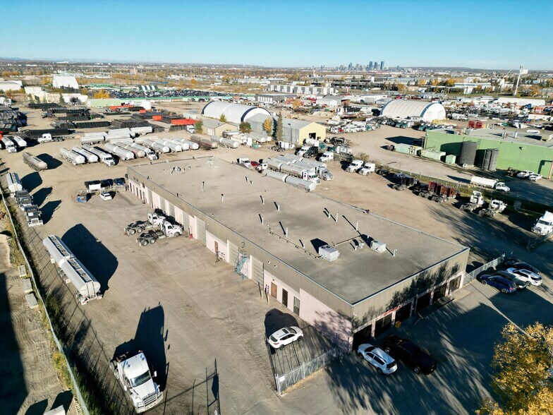 8715 44th St SE, Calgary, AB à vendre - Photo de l’immeuble – Image 3 sur 26