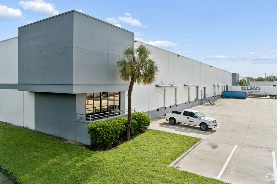 9862-9876 Currie Davis Dr, Tampa, FL à louer - Photo de l’immeuble – Image 1 sur 14