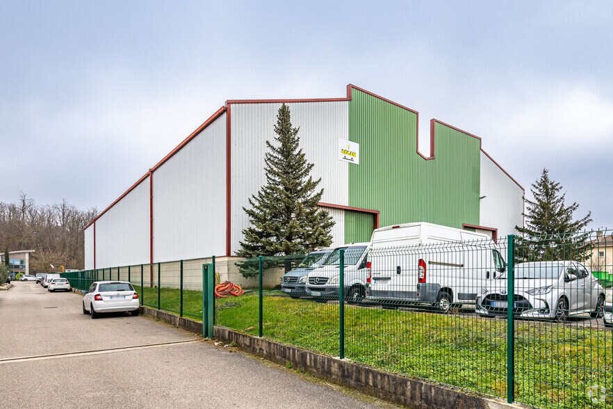 Local d'activités dans Saint-Priest à vendre - Photo de l’immeuble – Image 2 sur 4