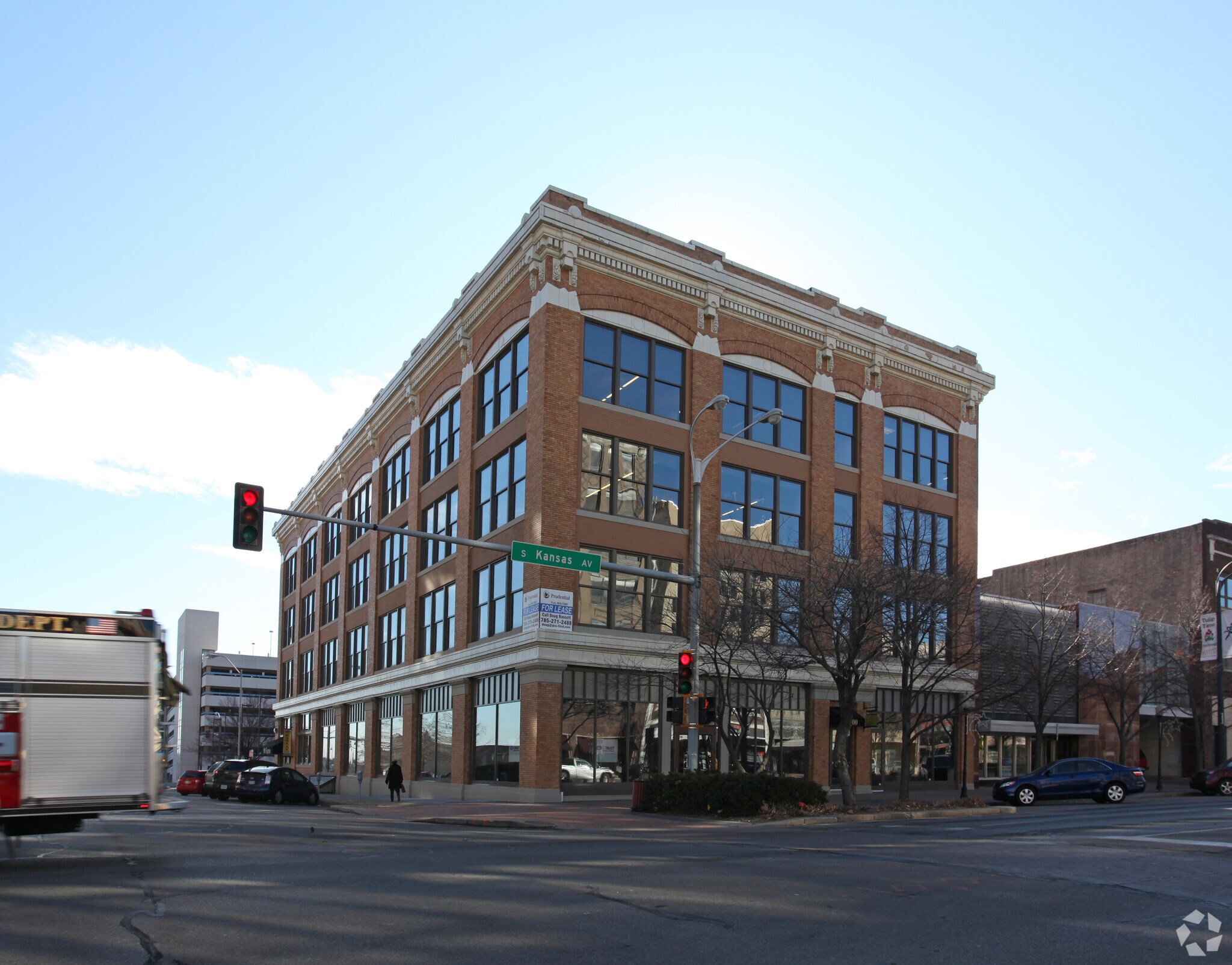 900 S Kansas Ave, Topeka, KS à louer Photo principale– Image 1 sur 6
