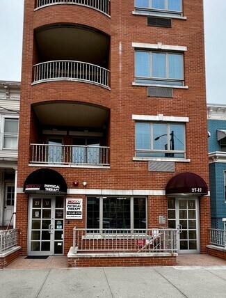 Plus de détails pour 2717 Crescent St, Astoria, NY - Bureau à vendre