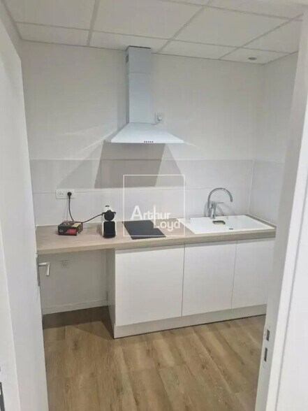 Local d’activités dans Fontenay-le-Vicomte à louer - Photo de l’immeuble – Image 3 sur 5