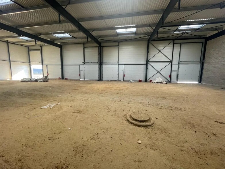 Local d'activités dans Marines à vendre - Photo de l’immeuble – Image 1 sur 8