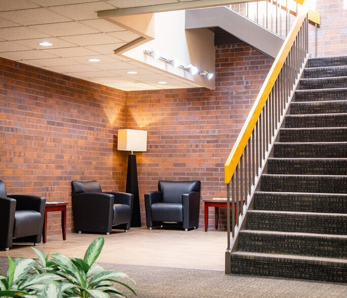 200 W 22nd St, Lombard, IL à louer - Hall d’entrée – Image 3 sur 12