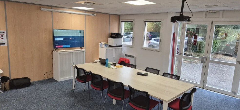 Bureau dans Bron à louer - Photo de l’immeuble – Image 1 sur 5