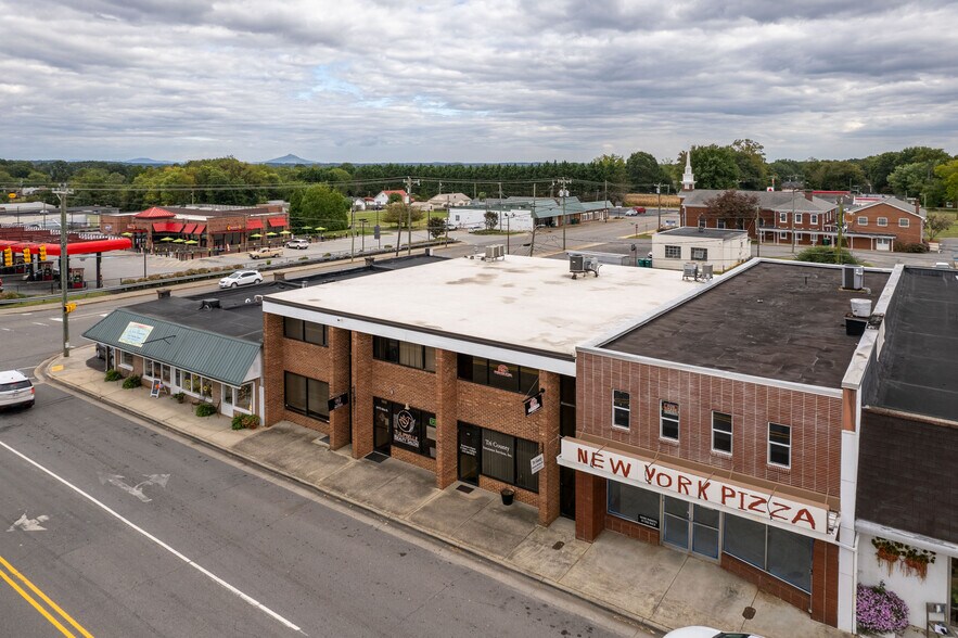 107-113 W Atkins St, Dobson, NC à vendre - Photo de l’immeuble – Image 2 sur 11
