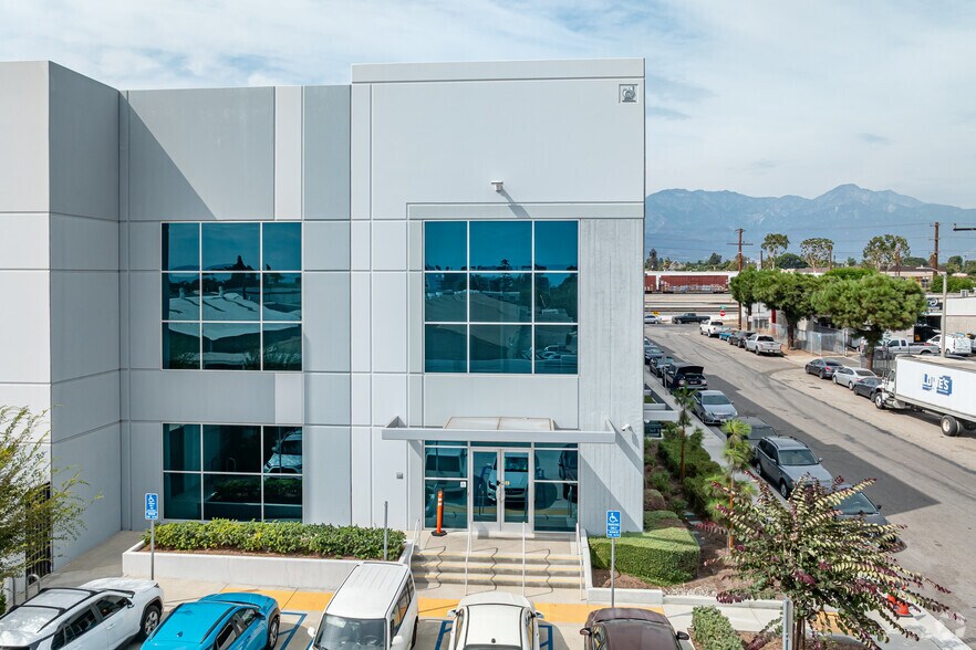 508 S Palmetto Ave, Ontario, CA à louer - Photo de l’immeuble – Image 3 sur 4