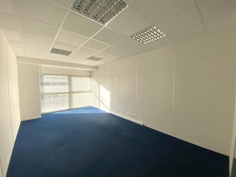 Bureau dans Villeneuve-Loubet à louer - Photo de l’immeuble – Image 2 sur 8