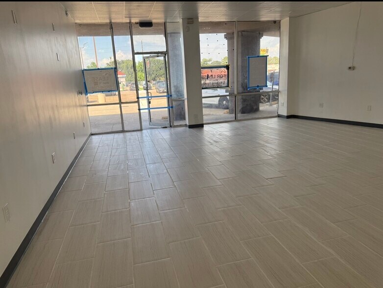 12033 Veterans Memorial Dr, Houston, TX à louer - Photo de l’immeuble – Image 3 sur 8