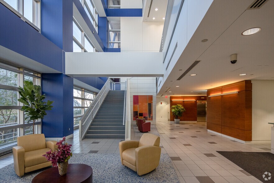5901 West Side Ave, North Bergen, NJ à louer - Photo intérieure – Image 3 sur 19