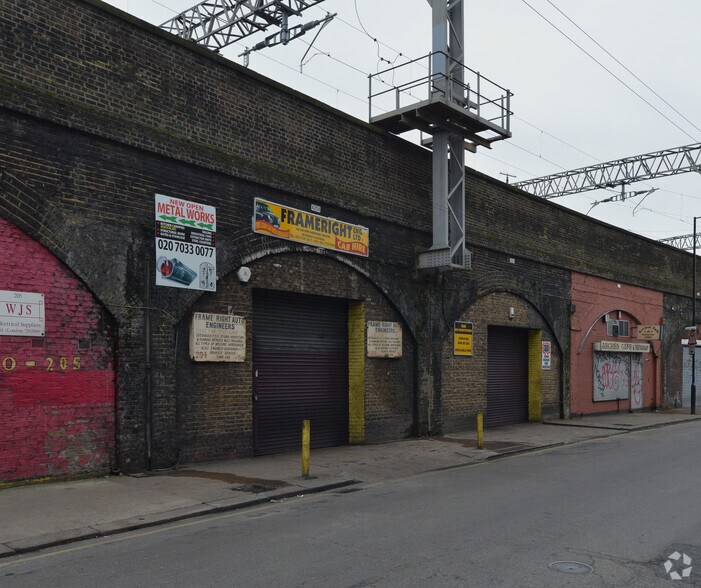 Three Colts Ln, Londres à louer - Photo de l’immeuble – Image 2 sur 3