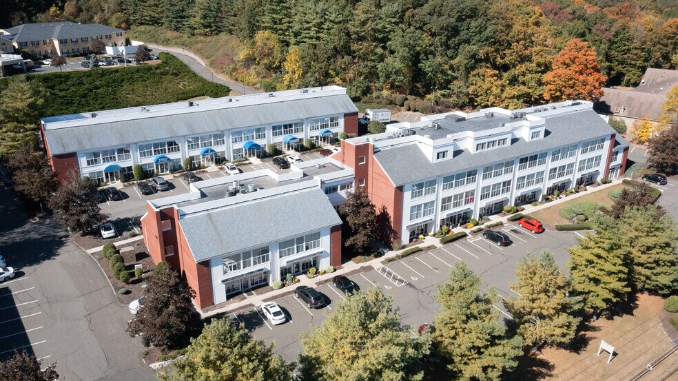 246 Federal Rd, Brookfield, CT à vendre - Photo de l’immeuble – Image 1 sur 5