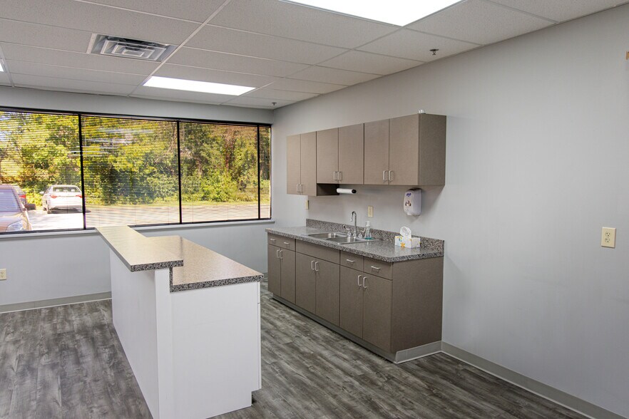 825 Northgate Blvd, New Albany, IN à louer - Photo de l’immeuble – Image 3 sur 20