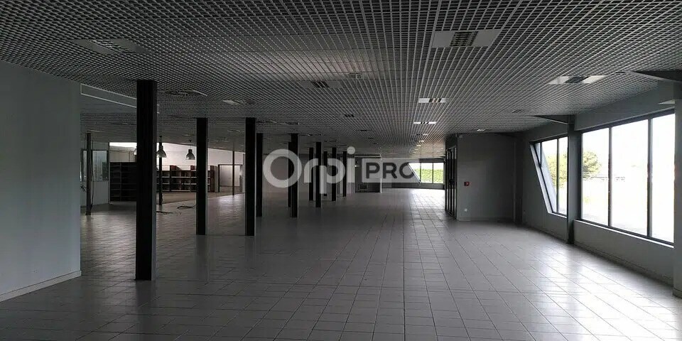 Local commercial dans Lons à louer - Photo de l’immeuble – Image 1 sur 12