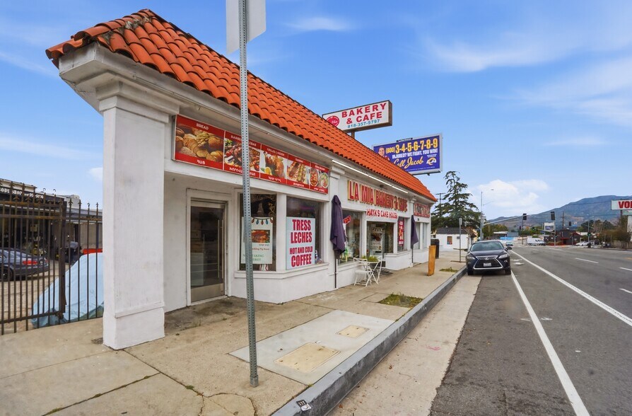 7780 Foothill Blvd, Tujunga, CA à vendre - Photo de l’immeuble – Image 3 sur 17