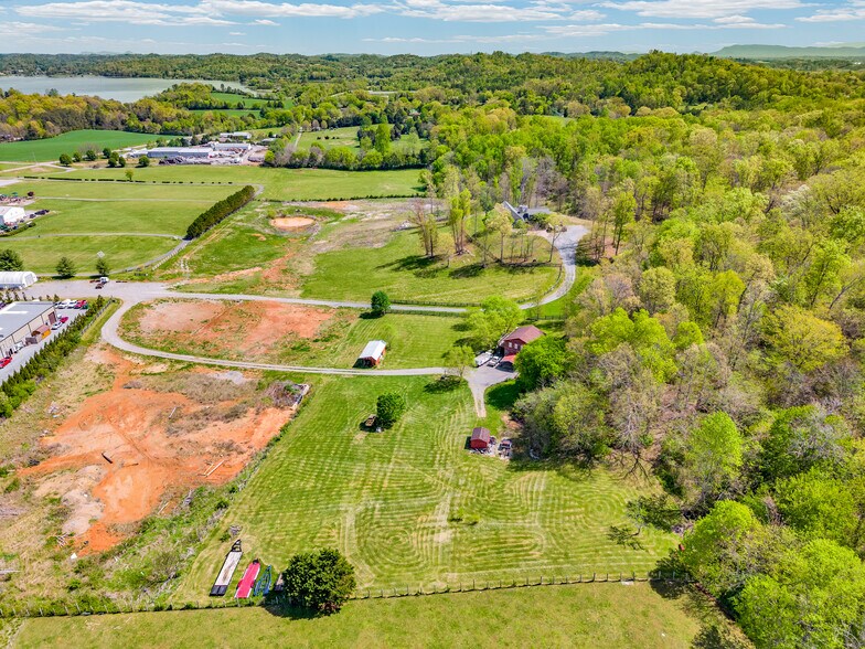 35 Acre Family Compound portefeuille de 1 biens à vendre sur LoopNet.fr - Photo de l’immeuble – Image 1 sur 24