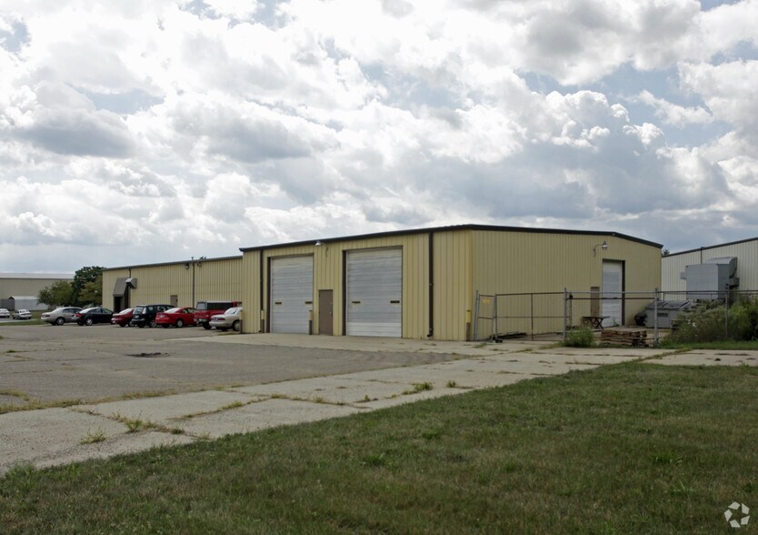 1303 Eisenhower Dr, Goshen, IN à vendre - Photo de l’immeuble – Image 2 sur 2